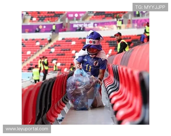 中日德兰球员赛后向客场球迷看台致谢，互动温馨