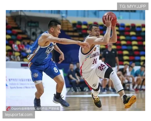 更衣室镜头:西热力江向年轻队员讲解快攻中阅读防守的要点 更衣室镜头:西热力江向年轻队员讲解快攻中阅读防守的要点